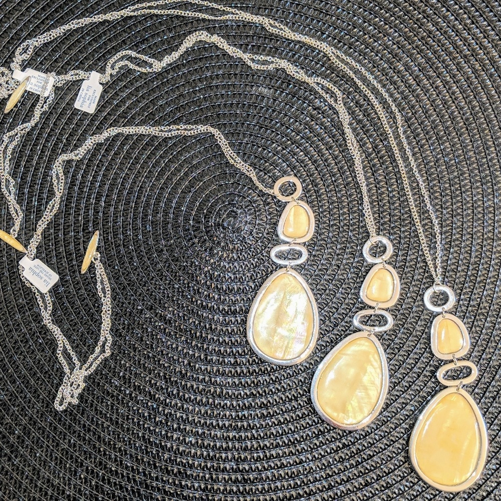 🆕⬇️ Mother of Pearl Statement Necklace RARE NIB